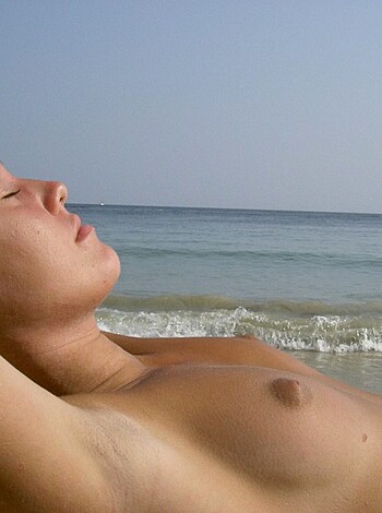 Topless vacation on the beach - Photo 23