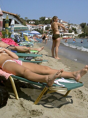 Topless vacation on the beach - Photo 29