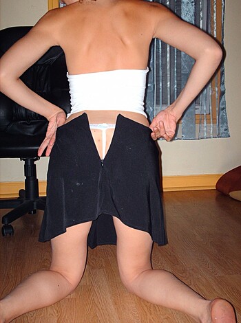Slim girl pose at home - Photo 33