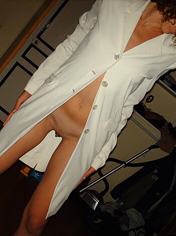 Slim girl pose at home - Photo 70