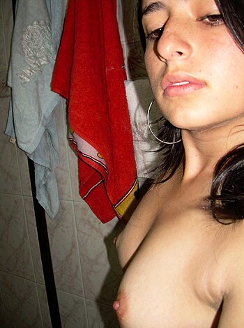 Naked Girlfriend with legs up - Photo 12