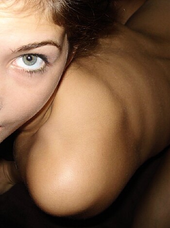 Young girl making striptease - Photo 17