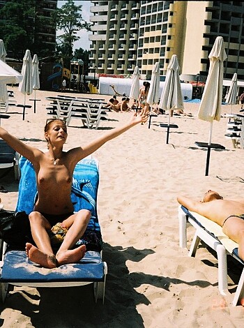 Topless vacation on the beach - Photo 1
