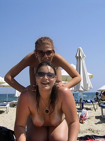 Topless vacation on the beach - Photo 28