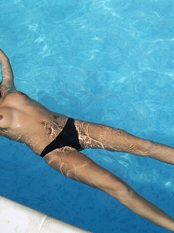 Topless vacation on the beach - Photo 50