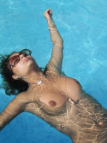 F*ckin' hell bitch, what the f*ck you doin'? You some kinda idiot tryna drown yourself? Get your goddamn ass up and stop actin' like a f*cking retard.