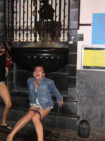 Groups of girls pissing in public - peeing on curb - Photo 6