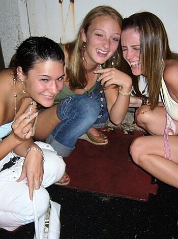 Groups of girls pissing in public - peeing on curb - Photo 10