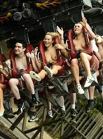 Nude groups - couples naked in public - Photo 2
