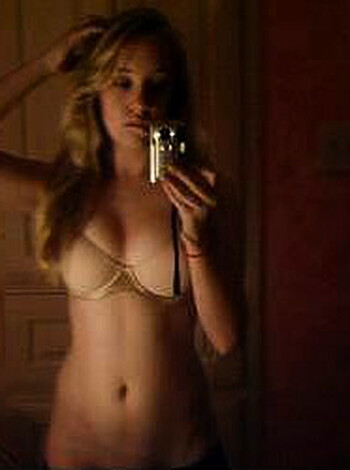 Young blonde selfshots - Photo 1