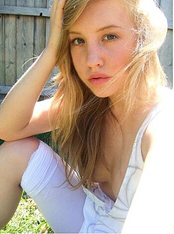 Young blonde selfshots - Photo 9
