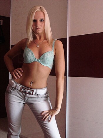 German blonde beauty posing - Photo 1