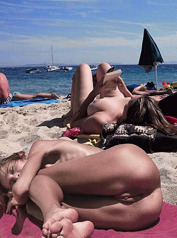 Pussy on the beach 1 - Photo 3
