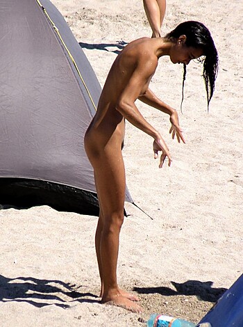 Hot romanian girl naked at the beach - Photo 4