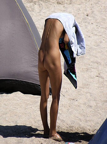 Hot romanian girl naked at the beach - Photo 7