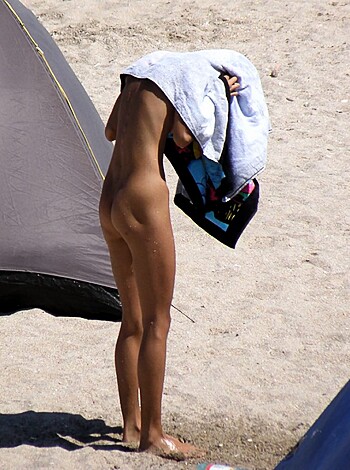 Hot romanian girl naked at the beach - Photo 8
