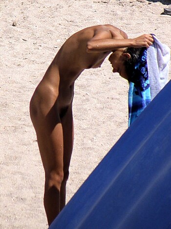 Hot romanian girl naked at the beach - Photo 11