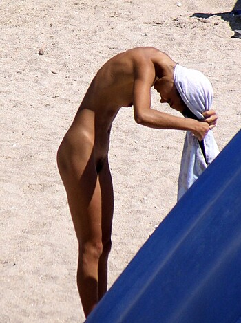 Hot romanian girl naked at the beach - Photo 13
