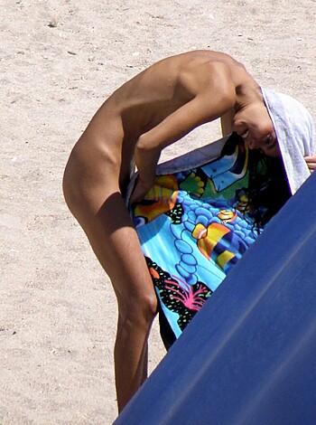 Hot romanian girl naked at the beach - Photo 12