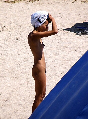 Hot romanian girl naked at the beach - Photo 14