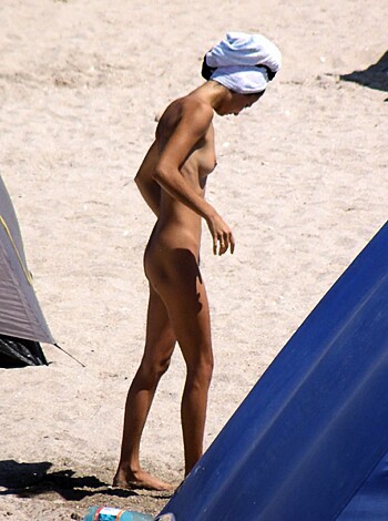 Hot romanian girl naked at the beach - Photo 15