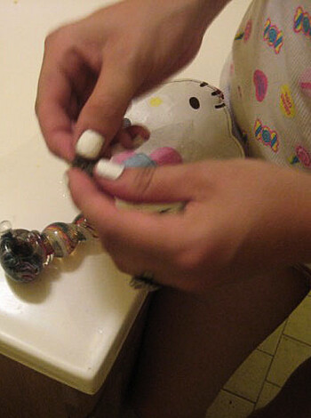 Naked young blodne smokign in bathtube - Photo 4