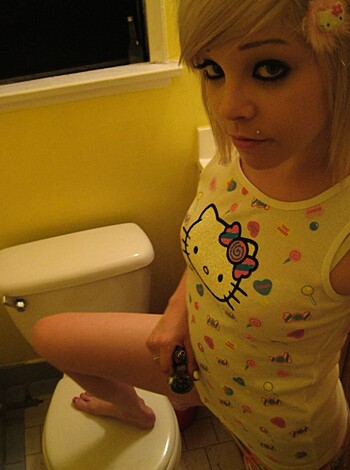 Naked young blodne smokign in bathtube - Photo 7