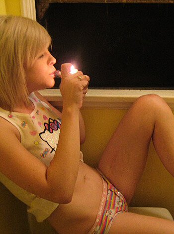 Naked young blodne smokign in bathtube - Photo 13