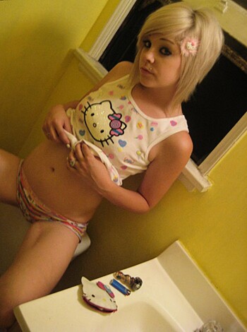 Naked young blodne smokign in bathtube - Photo 12