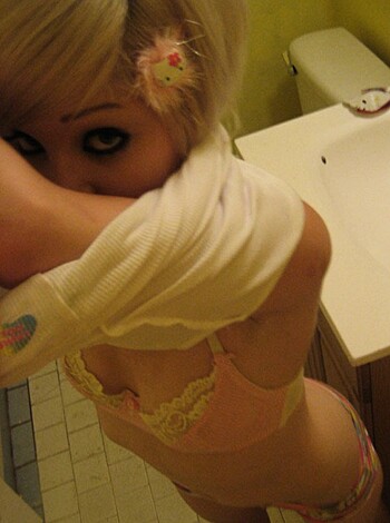 Naked young blodne smokign in bathtube - Photo 14