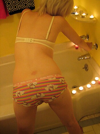 Naked young blodne smokign in bathtube - Photo 19