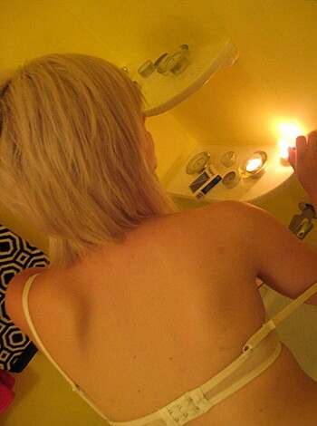 Naked young blodne smokign in bathtube - Photo 17