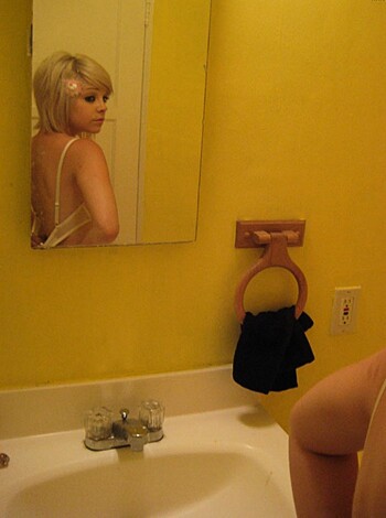 Naked young blodne smokign in bathtube - Photo 22