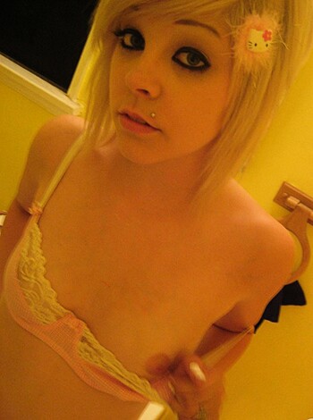 Naked young blodne smokign in bathtube - Photo 25