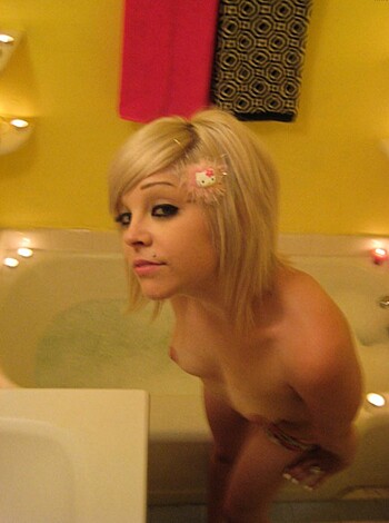 Naked young blodne smokign in bathtube - Photo 33