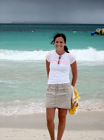 "Check out this fucking hot chick at the beach with her white ass shirt and brown mini-skirt, dude."