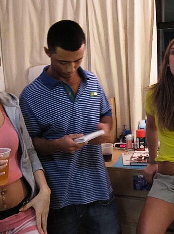 Amateur college dorm sex party - Photo 27