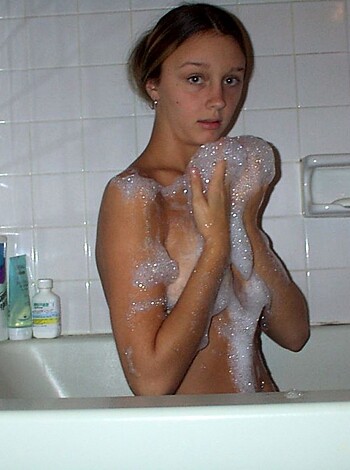 Girls in bath 43 - Photo 4