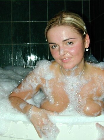 Girls in bath 43 - Photo 16
