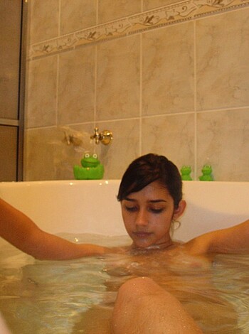 Girls in bath 25 - Photo 2