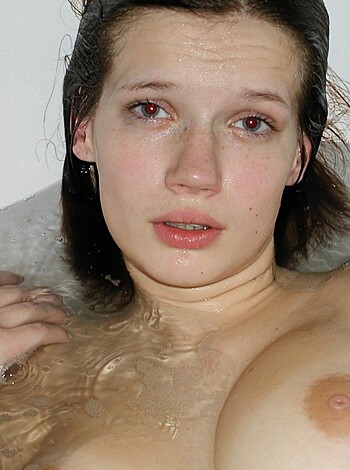 Girls in bath 25 - Photo 27