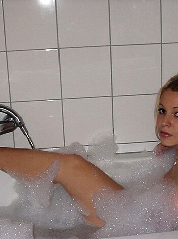 Girls in bath 25 - Photo 45