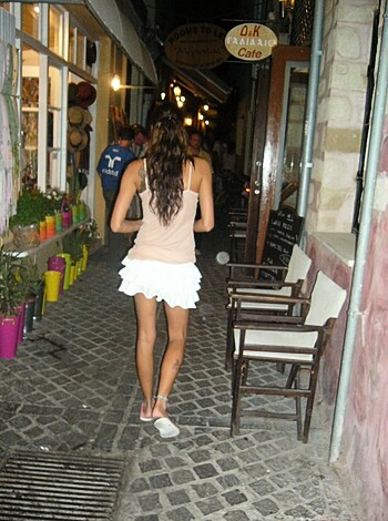 Two girls having fun on their vacation - Photo 4