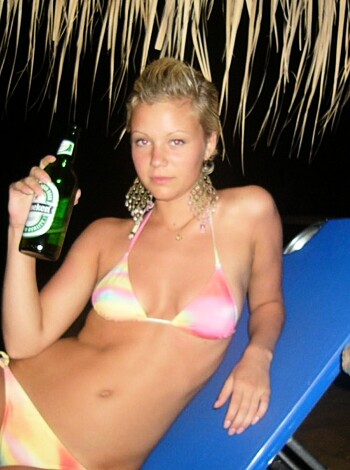 Two girls having fun on their vacation - Photo 5