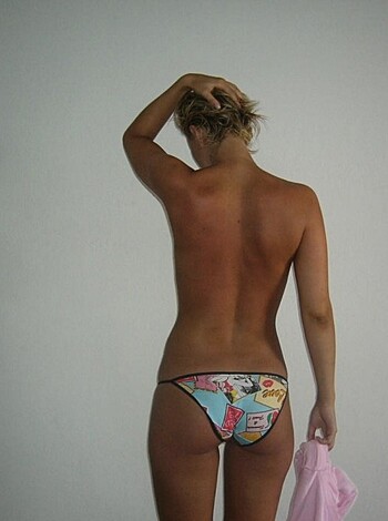 Two girls having fun on their vacation - Photo 7