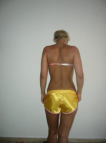 Two girls having fun on their vacation - Photo 13