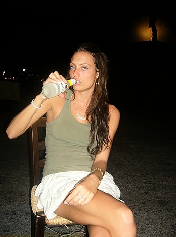 Two girls having fun on their vacation - Photo 14