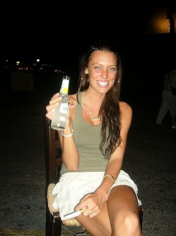 Two girls having fun on their vacation - Photo 15