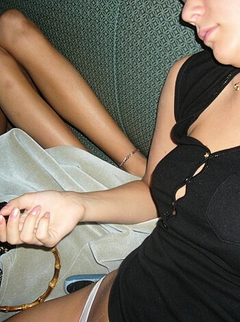 Two girls having fun on their vacation - Photo 19