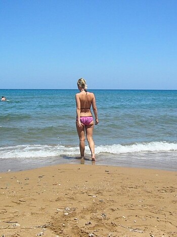 Two girls having fun on their vacation - Photo 21